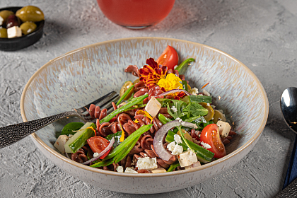 Beetroot pasta met baby spinazie